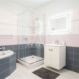 Na prenájom veľkometrážny zariadený 2-izbový byt s terasou v centre, Nové Zámky – 95,53m2