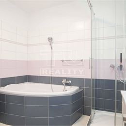 Na prenájom veľkometrážny zariadený 2-izbový byt s terasou v centre, Nové Zámky – 95,53m2