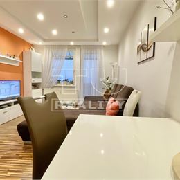 3i byt po rekonštrukcii s dvoma balkónmi vo vyhľadávanej lokalite, 68m2, Nové Mesto nad Váhom