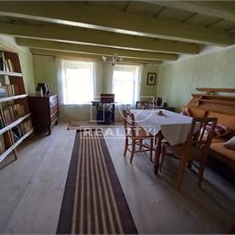 Rodinný dom v peknom prostredí s veľkým pozemkom.