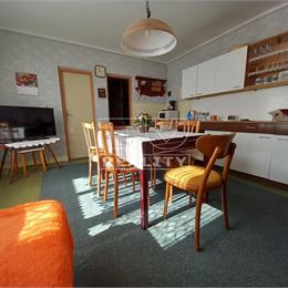 Rodinný dom v peknom prostredí s veľkým pozemkom.