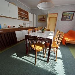 Rodinný dom v peknom prostredí s veľkým pozemkom.