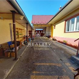 Rodinný dom v peknom prostredí s veľkým pozemkom.