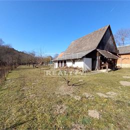 Rodinný dom v peknom prostredí s veľkým pozemkom.