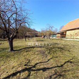 Rodinný dom v peknom prostredí s veľkým pozemkom.