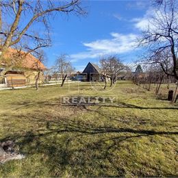 Rodinný dom v peknom prostredí s veľkým pozemkom.