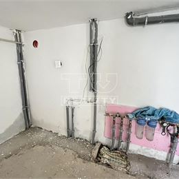 Znížená cena. Na predaj rodinný dom s obrovským potenciálom - obec Jedľové Kostoľany, pozemok 1267 m2