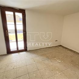 Znížená cena. Na predaj rodinný dom s obrovským potenciálom - obec Jedľové Kostoľany, pozemok 1267 m2