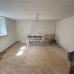 Znížená cena. Na predaj rodinný dom s obrovským potenciálom - obec Jedľové Kostoľany, pozemok 1267 m2