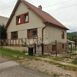 Znížená cena. Na predaj rodinný dom s obrovským potenciálom - obec Jedľové Kostoľany, pozemok 1267 m2