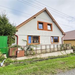 Znížená cena. Na predaj rodinný dom s obrovským potenciálom - obec Jedľové Kostoľany, pozemok 1267 m2