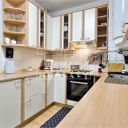 Praktický, čiastočne zrekonštruovaný 2 izbový byt s balkónom v centre mesta, PEZINOK, 56,70 m2