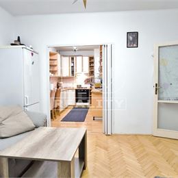 Praktický, čiastočne zrekonštruovaný 2 izbový byt s balkónom v centre mesta, PEZINOK, 56,70 m2