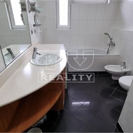 Veľký 2i byt Podunajské Biskupice, 2 x balkón, tehla