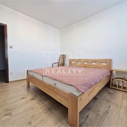 Na predaj veľkorysý 4 izbový byt 98 m2 s lodžiou, v príjemnej lokalite Topoľčian