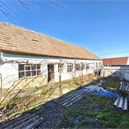 Na predaj starší 3 izbový rodinný dom v obci Orešany 1111 m2