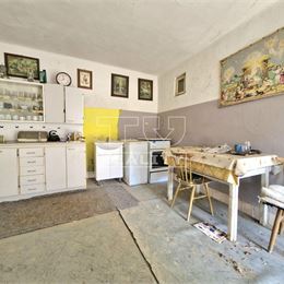 Na predaj starší 3 izbový rodinný dom v obci Orešany 1111 m2