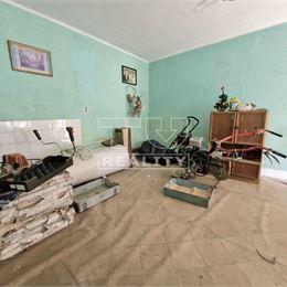 Na predaj starší 3 izbový rodinný dom v obci Orešany 1111 m2