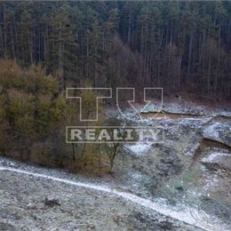 Výnimočný stavebný pozemok s vlastným lesom a záhradou priamo pod Čachtickým hradom, Višňové, okr.Nové Mesto