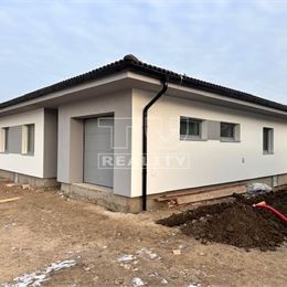 SLNEČNÝ 4 IZBOVÝ BUNGALOV S GARÁŽOU, TERASOU A POZEMKOM O ROZLOHE 620 M2, ZÁBLATIE, UL. LÚČKY