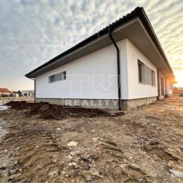 SLNEČNÝ 4 IZBOVÝ BUNGALOV S GARÁŽOU, TERASOU A POZEMKOM O ROZLOHE 620 M2, ZÁBLATIE, UL. LÚČKY