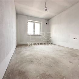 SLNEČNÝ 4 IZBOVÝ BUNGALOV S GARÁŽOU, TERASOU A POZEMKOM O ROZLOHE 620 M2, ZÁBLATIE, UL. LÚČKY
