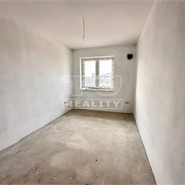 SLNEČNÝ 4 IZBOVÝ BUNGALOV S GARÁŽOU, TERASOU A POZEMKOM O ROZLOHE 620 M2, ZÁBLATIE, UL. LÚČKY