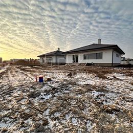 SLNEČNÝ 4 IZBOVÝ BUNGALOV S GARÁŽOU, TERASOU A POZEMKOM O ROZLOHE 620 M2, ZÁBLATIE, UL. LÚČKY