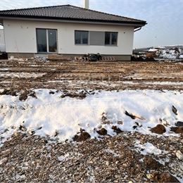 SLNEČNÝ 4 IZBOVÝ BUNGALOV S GARÁŽOU, TERASOU A POZEMKOM O ROZLOHE 620 M2, ZÁBLATIE, UL. LÚČKY