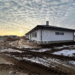 SLNEČNÝ 4 IZBOVÝ BUNGALOV S GARÁŽOU, TERASOU A POZEMKOM O ROZLOHE 620 M2, ZÁBLATIE, UL. LÚČKY