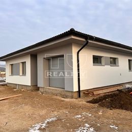 SLNEČNÝ 4 IZBOVÝ BUNGALOV S GARÁŽOU, TERASOU A POZEMKOM O ROZLOHE 620 M2, ZÁBLATIE, UL. LÚČKY