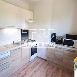 Priestranný zrekonštruovaný 4 izbový byt 78 m2 – Bratislava – Petržalka , pri Nám. Hraničiarov