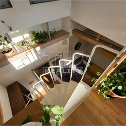 ZARIADENÝ 4+KK BYT, ŽILINA-HÁJIK, PETZVALOVA UL., LOGGIA, VÝMERA 101m² + GALÉRIA 12m²