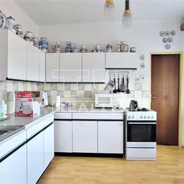 Zaujímavý rodinný DOM s veľkým pozemkom v tichej lokalite – ideálne na vaše nové bývanie, ŠENKVICE, 910 m2