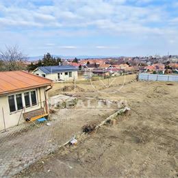 Zaujímavý rodinný DOM s veľkým pozemkom v tichej lokalite – ideálne na vaše nové bývanie, ŠENKVICE, 910 m2