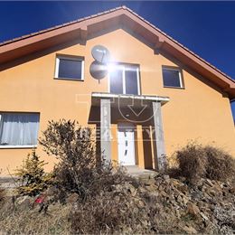 Ponúkame na predaj RD, na pozemku o rozlohe 1 400 m2, neďaleko Košíc v obci Vyšná Kamenica.
