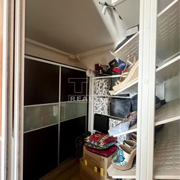 Na predaj pekný, zrekonštruovaný 2i byt s loggiou, v obľúbenej časti Bratislavy, v Ružinove, na ulici
