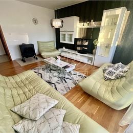 Veľký 3-izbový byt s balkónom a 2árovým pozemkom v obľúbenej lokalite neďaleko Bratislavy, 83 m2
