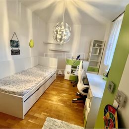Veľký 3-izbový byt s balkónom a 2árovým pozemkom v obľúbenej lokalite neďaleko Bratislavy, 83 m2
