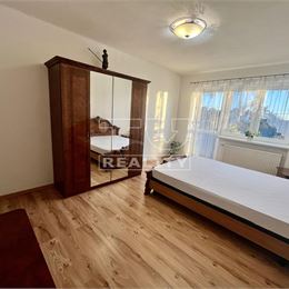 Veľký 3-izbový byt s balkónom a 2árovým pozemkom v obľúbenej lokalite neďaleko Bratislavy, 83 m2