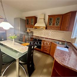 Veľký 3-izbový byt s balkónom a 2árovým pozemkom v obľúbenej lokalite neďaleko Bratislavy, 83 m2