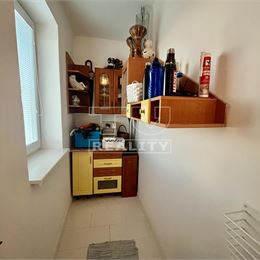Veľký 3-izbový byt s balkónom a 2árovým pozemkom v obľúbenej lokalite neďaleko Bratislavy, 83 m2