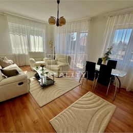 Veľký 6-izbový rodinný dom s krbom a garážou v pokojnej obci Veľké Ripňany, 192 m2