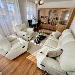 Veľký 6-izbový rodinný dom s krbom a garážou v pokojnej obci Veľké Ripňany, 192 m2