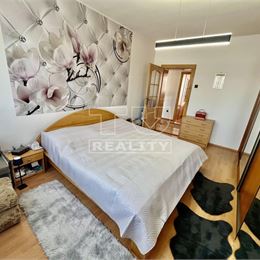 Veľký 6-izbový rodinný dom s krbom a garážou v pokojnej obci Veľké Ripňany, 192 m2