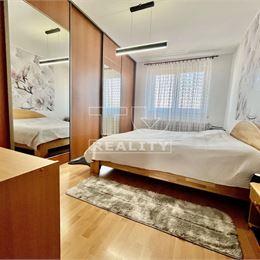 Veľký 6-izbový rodinný dom s krbom a garážou v pokojnej obci Veľké Ripňany, 192 m2