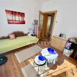 Veľký 6-izbový rodinný dom s krbom a garážou v pokojnej obci Veľké Ripňany, 192 m2