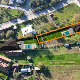IBA U NÁS, STAVEBNÝ POZEMOK O ROZLOHE 1025m2, TRENČIANSKA TURNÁ