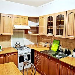 Priestranný 3-izbový byt s balkónom, 73m2 na námesti v Žiari nad Hronom