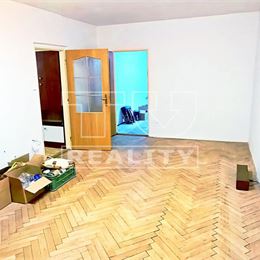 Priestranný 3-izbový byt s balkónom, 73m2 na námesti v Žiari nad Hronom